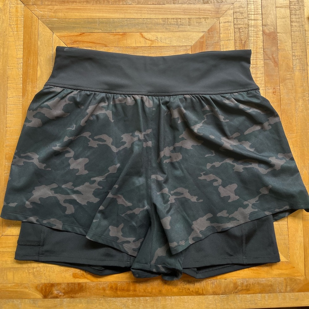 SPANX Get Moving Shaping Black Camo Athletic Shorts